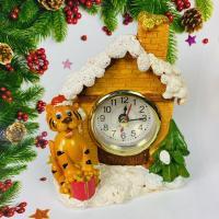Часы-будильник новогодние "Тигр в заснеженном доме" с символом 2022 года (13 х 11 х 6 см)