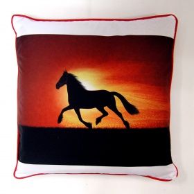 Плед-подушка "Лошадь на закате" (цвет пледа темно-красный)