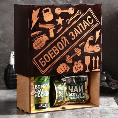 Подарочный набор «Стратегический»: чай 50 г, гренки 100 г, арахис 100 г, носки р-р 43