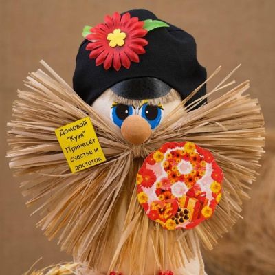 Оберег "Домовой в фуражке с букетом", 16-17см