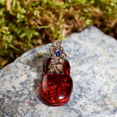 Сувенир из латуни и янтаря "Кошечка в тапке"