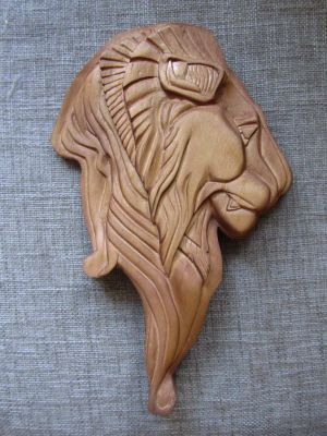 Лев из дерева