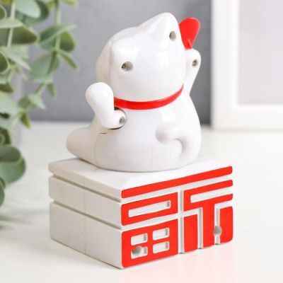 Маятник пластик от солнечной батареи "Манэки-нэко с слитком и веером" белый 11,5х8х6 см