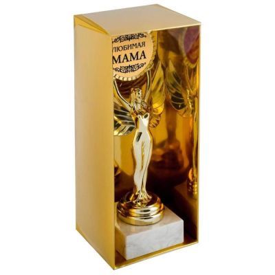 Ника с медалью "Любимая мама"