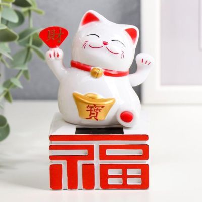 Маятник пластик от солнечной батареи "Манэки-нэко с слитком и веером" белый 11,5х8х6 см