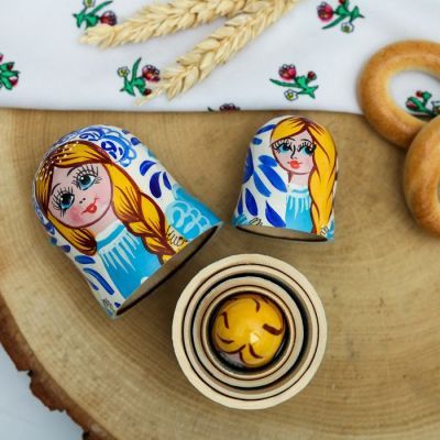 Матрёшка 3-х кукольная «Плетёт косу»