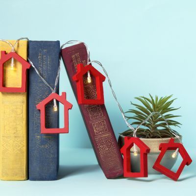 Гирлянда «Нить» 1.5 м с насадками «Дом красный», IP20, прозрачная нить, 10 LED, свечение тёплое белое, 2 × AA