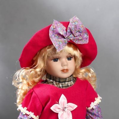 Кукла коллекционная керамика "Блондинка с кудрями, розовая свитер, юбка сирень" 40 см