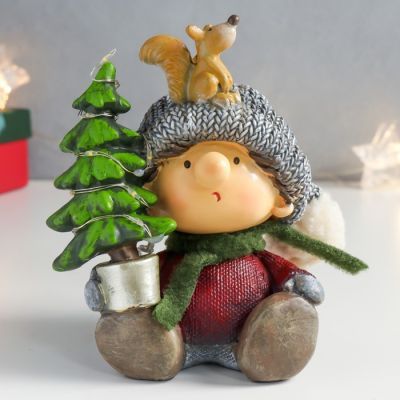 Сувенир полистоун свет "Мальчик с белкой на серой шапке и ёлкой в руках " 12,5х9х14 см