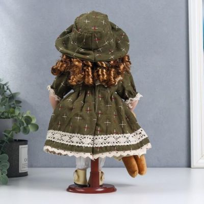 Кукла коллекционная керамика "Леночка в оливковом платье и шляпке, с мишкой" 30 см