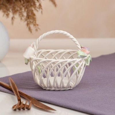 Конфетница "Сувенирчик", с ручкой, белая, цветная лепка, плетение, 9 см, микс