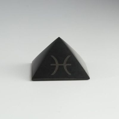 Пирамида из шунгита "Рыбы", полированная, 5 см