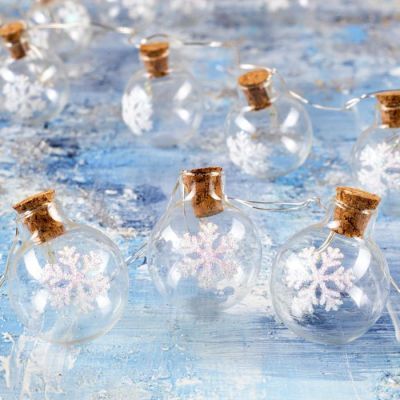 Гирлянда «Нить» 1.6 м с насадками «Шарики со снежинкой», IP20, прозрачная нить, 15 LED, свечение белое, ААх2