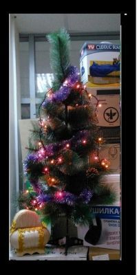 Искусственная елка с инеем на ветвях (h = 90 см) на крестовине