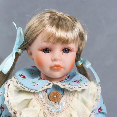 Кукла коллекционная керамика "Света в бежево-голубом платье с цветами, с мишкой" 30 см