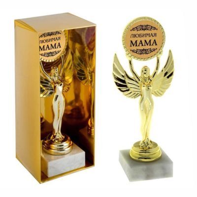 Ника с медалью "Любимая мама"