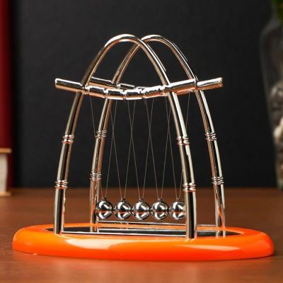 Маятник Ньютона на овальной подставке, средний, МИКС