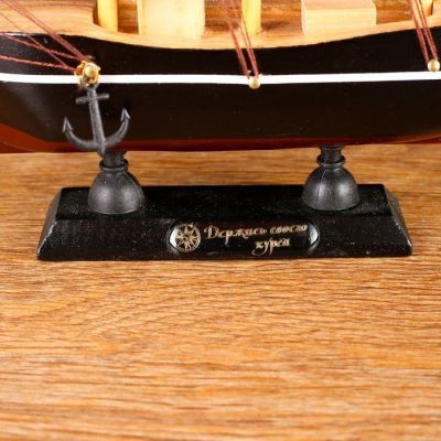 Декоратитвный корабль "Алые паруса" (дерево, текстиль), 22 × 5 × 21 см