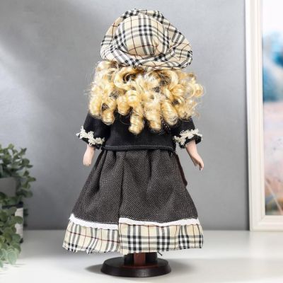 Кукла коллекционная керамика "Блондинка с кудрями, наряд в клеточку с бантами" 40 см