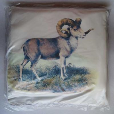 Плед-подушка "Баран на белом фоне стоит" №9 (цвет пледа белый)