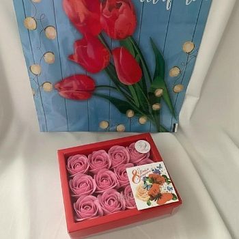 Набор "С 8 Марта": мыльные розочки (19 бутонов) в подарочной коробке, открыткой + пакетик "С 8 марта"