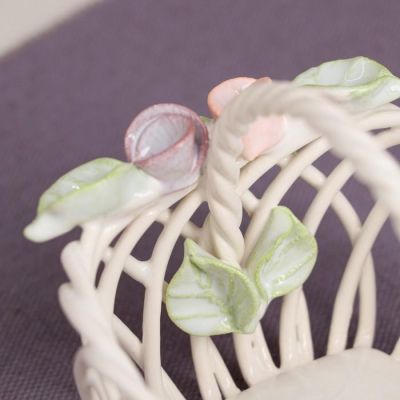 Конфетница "Сувенирчик", с ручкой, белая, цветная лепка, плетение, 9 см, микс