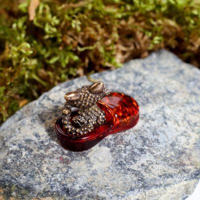 Сувенир из латуни и янтаря "Кошечка в тапке"