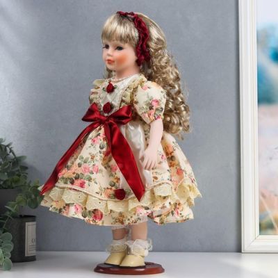 Кукла коллекционная керамика "Алла в платье с цветами, и бордовым бантом, с корзиной" 40 см   626094