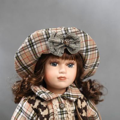 Кукла коллекционная керамика "Шатенка в бежево-зелёном наряде в клетку" 30 см