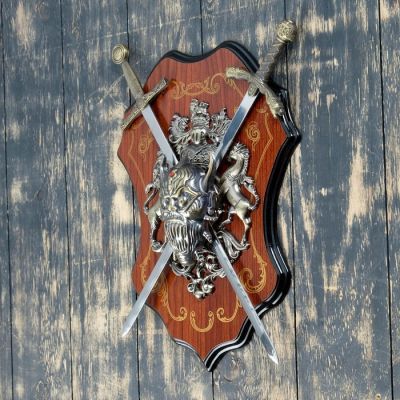 Геральдика "Голова демона, лев и конь"