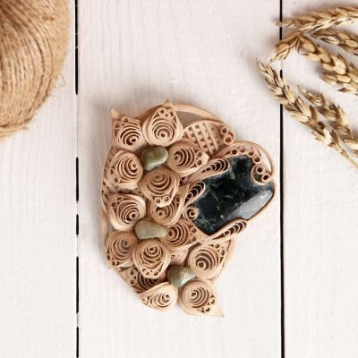 Брошь «Узоры»,черная яшма, зеленый празем, береста