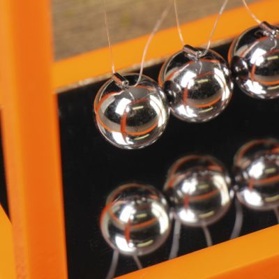 Маятник Ньютона на прямоугольной зеркальной подставке, МИКС