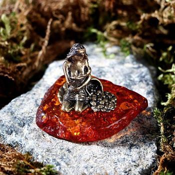 Сувенир из латуни и янтаря "Фортуна"