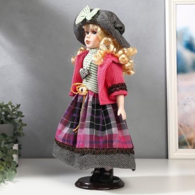 Кукла коллекционная керамика "Блондинка с кудрями, розовый пиджак и клетка" 40 см