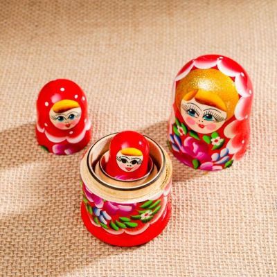 Матрёшка «Цветочки», красный платок, 3 кукольная, 10 см