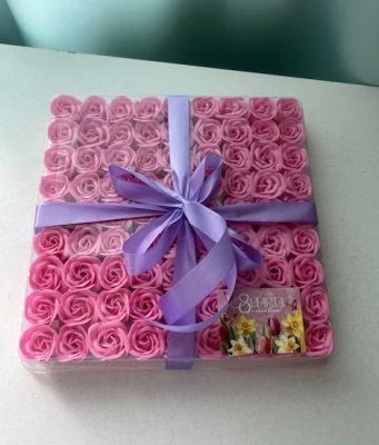 Большой набор мыльных роз (81 розочка) + мини-открытка "С 8 марта" + подарочная лента