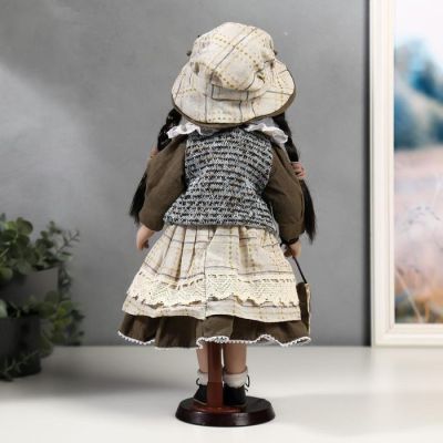 Кукла коллекционная керамика "Юля в зелёном платье и серой жилетке" 40 см