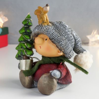 Сувенир полистоун свет "Мальчик с белкой на серой шапке и ёлкой в руках " 12,5х9х14 см