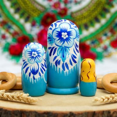 Матрёшка 3-х кукольная «Плетёт косу»