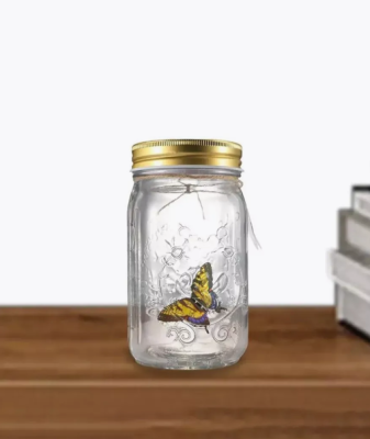 Порхающая бабочка в банке