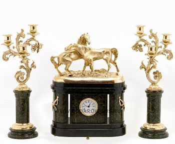 Часы "Кони на воле" №2 с канделябрами камень змеевик