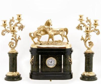 Часы "Кони на воле" №2 с канделябрами камень змеевик