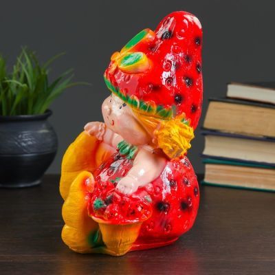 Копилка "Ягодка сидит" 26х17см