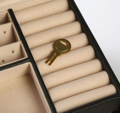 Шкатулка 3-хъярусная для украшений №700 "Черная матовая" (кожзам) 12,5 х 17.5 х 14 см