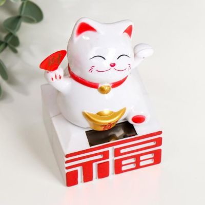 Маятник пластик от солнечной батареи "Манэки-нэко с слитком и веером" белый 11,5х8х6 см