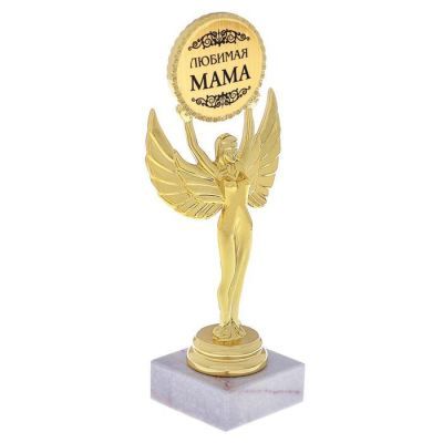 Ника с медалью "Любимая мама"