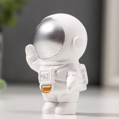Сувенир полистоун "Астронавт в белом скафандре с серебряным шлемом - привет!" 7х4х4,5 см
