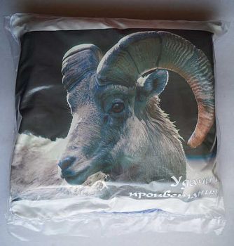 Плед-подушка "Козел с надписью Удачи и процветания" №3 (цвет пледа черный)