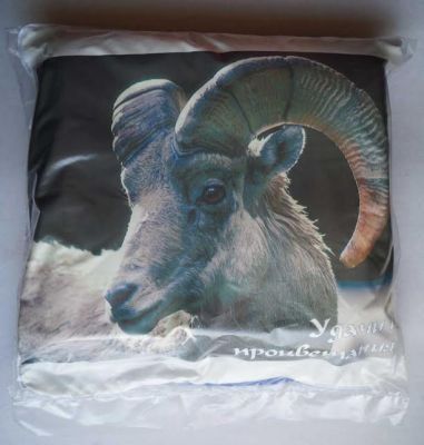 Плед-подушка "Козел с надписью Удачи и процветания" №3 (цвет пледа черный)