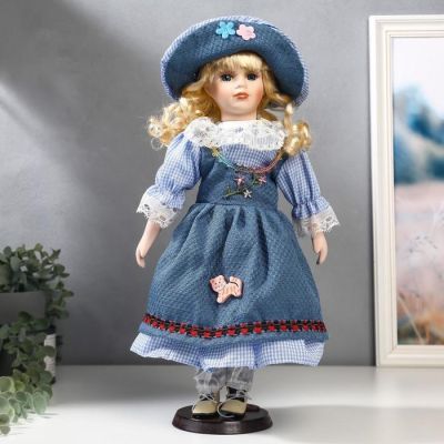 Кукла коллекционная керамика "Блондинка с кудрями, бежевый свитер зелёная юбка" 40 см